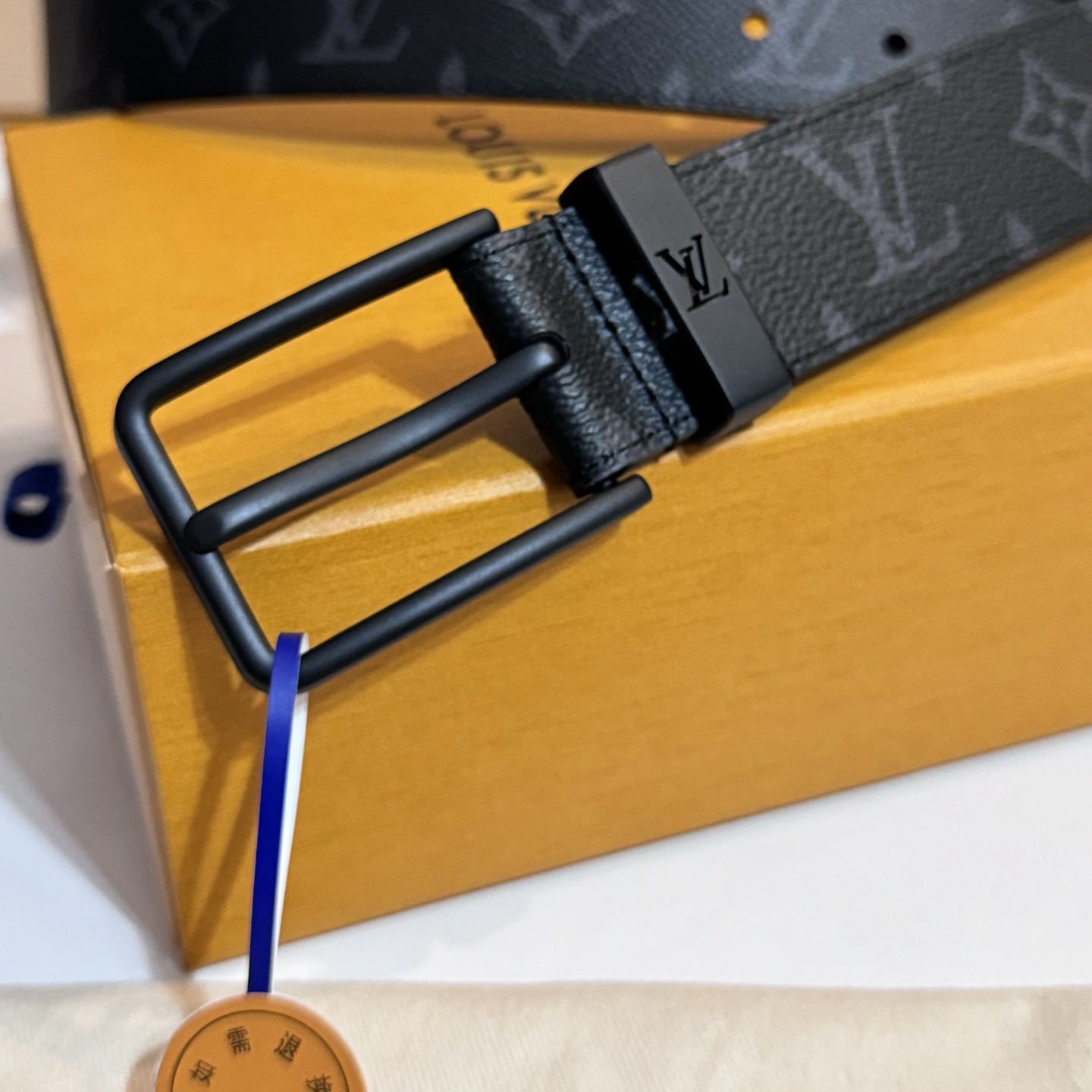 
寬度：3.5cm Frog 雙面腰帶以創意筆觸展現千禧潮流風範，巧妙致敬鄉村搖滾文化。做舊皮革令 Damier 格紋流露復古韻致，圓潤方形搭扣回溯品牌經典硬箱元素🆚