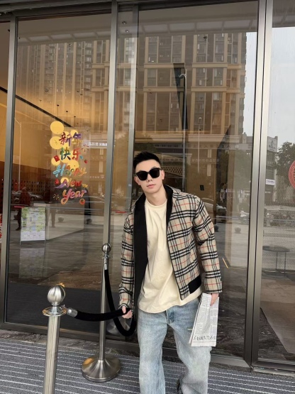 🔝BURBERRY巴寶莉BBR 雙面穿羊毛連帽外套
精選雙面羊毛斜紋面料，通過獨特的拉絨工藝處理，使表層呈現細膩豐盈的絨毛質感，觸感如雲朵般柔軟親膚，同時保留羊毛天然的保暖性與透氣性。一面以沈穩黑色演繹低調奢華，另一面則鋪滿標誌性的紅、黑、駝三色交織的經典圖案，既是品牌視覺符號，也為穿搭注入復古氣息。雙面可穿的設計，讓一件外套擁有兩種風格。
選用優質羊絨纖維進行精細紡紗，確保紗線的均勻性和強度。然後，通過先進的織造技術將紗線織成具有雙面效果的毛呢面料。
面料在裁剪前會經過預縮處理