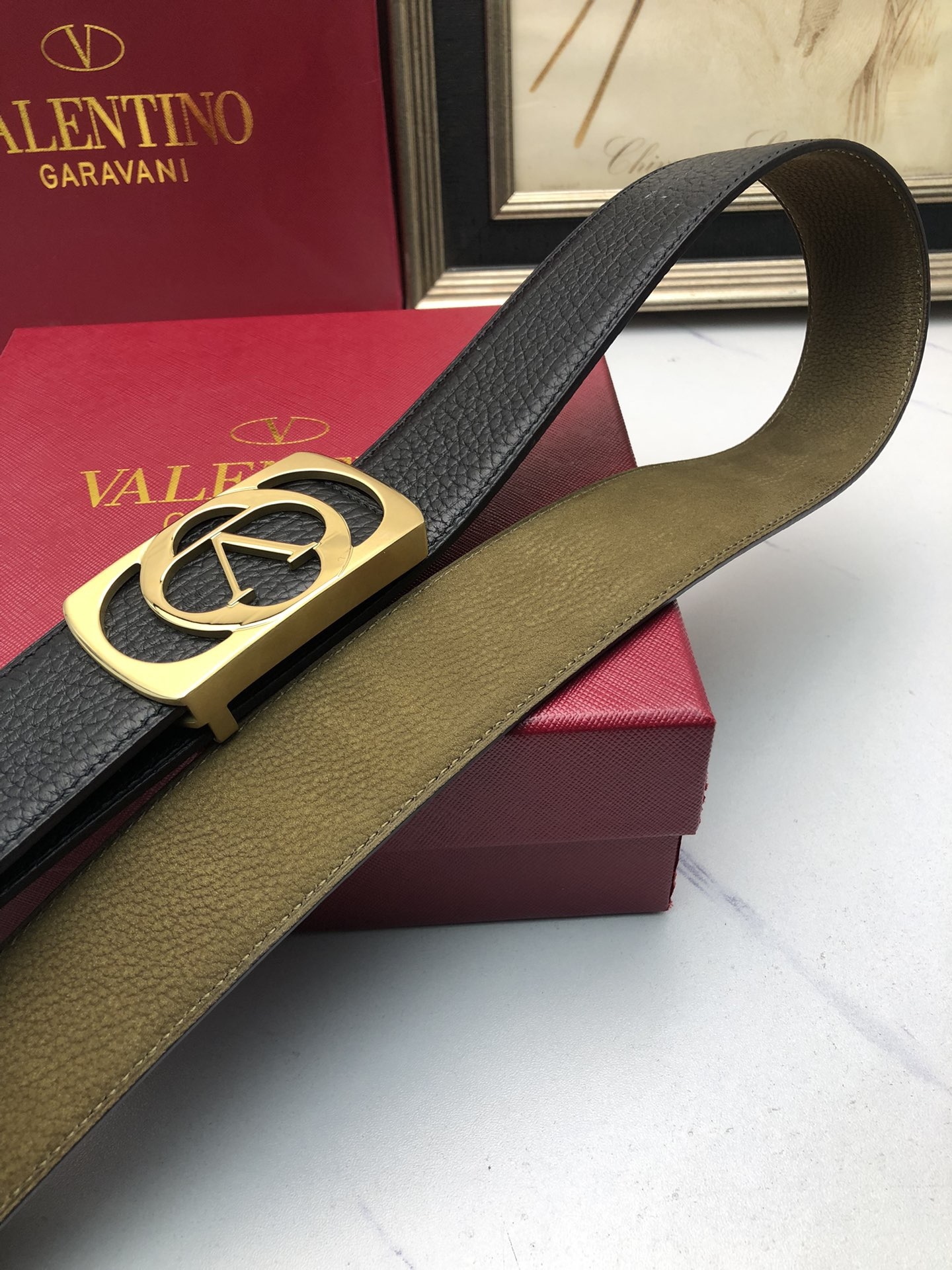 華倫天奴：原單頭層小牛皮壓花紋，內襯頭層鹿皮底，營造織紋外觀。飾以標誌原單扣。專櫃寬度4.0