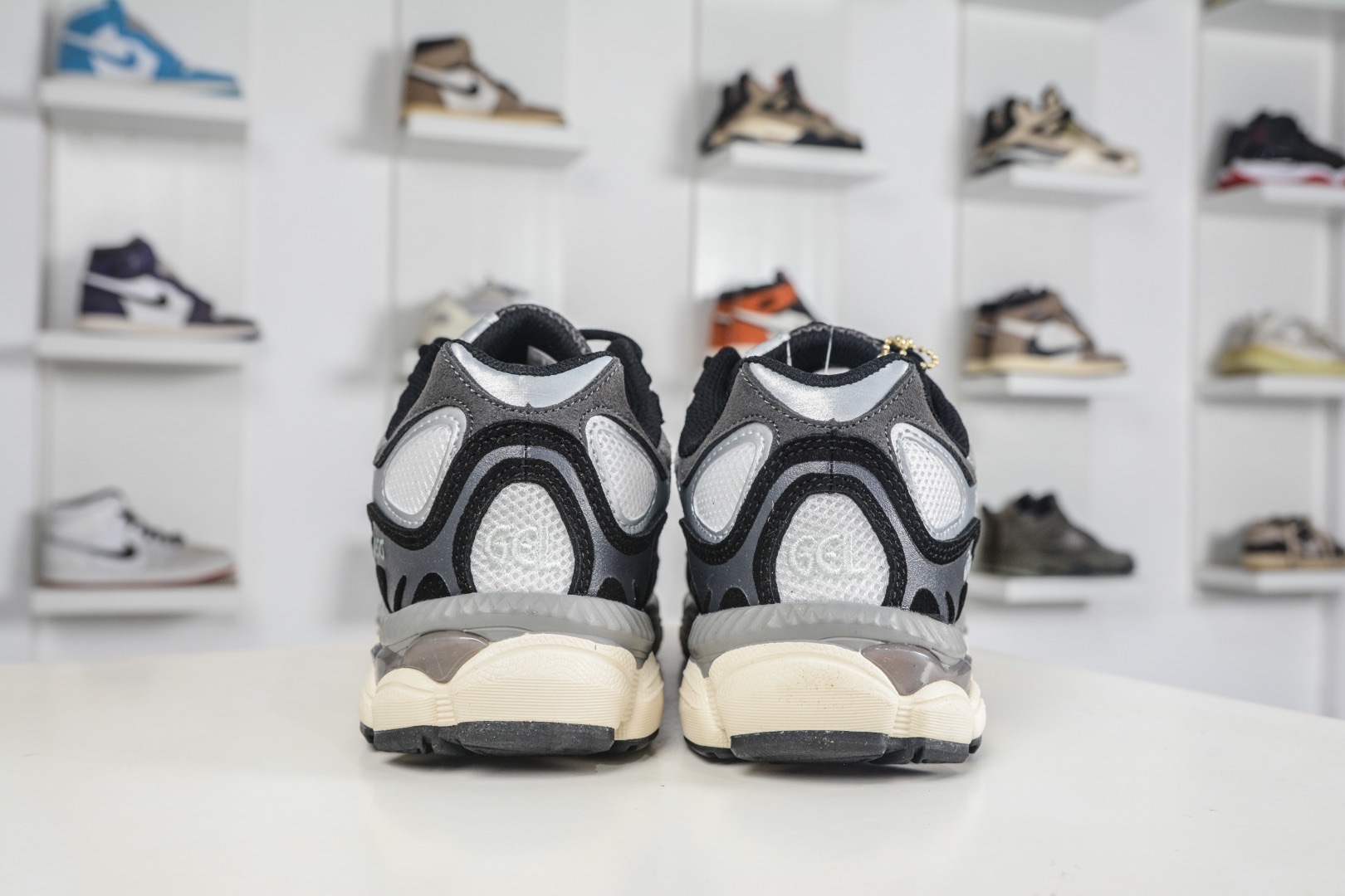 Asics Gel-NYC 亞瑟士運動休閒透氣專業跑鞋 
貨號: 1203A789 750
尺碼：36 37 37.5 38 39.5 40 40.5 41.5 42 42.5 43.5 44 45