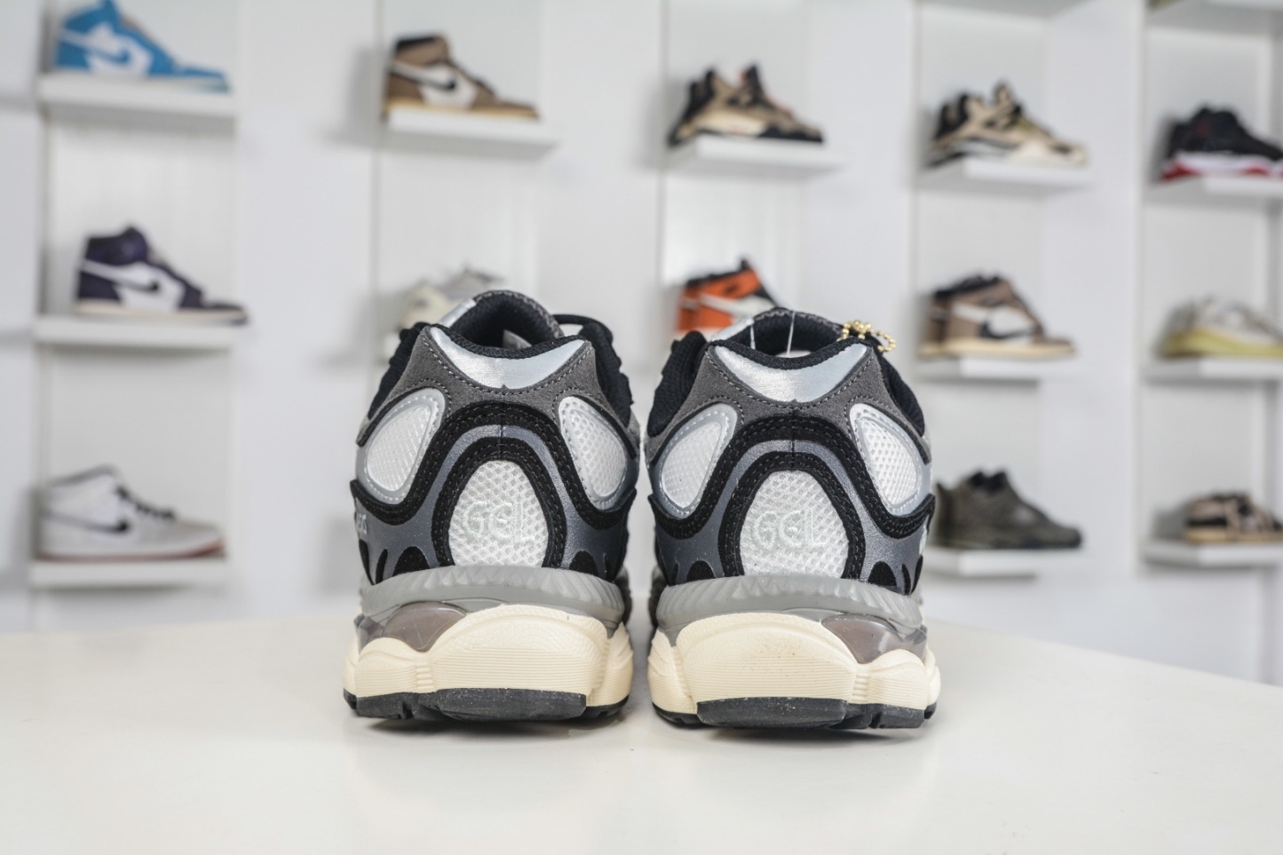 Asics Gel-NYC 亞瑟士運動休閒透氣專業跑鞋 
貨號: 1203A789 750
尺碼：36 37 37.5 38 39.5 40 40.5 41.5 42 42.5 43.5 44 45