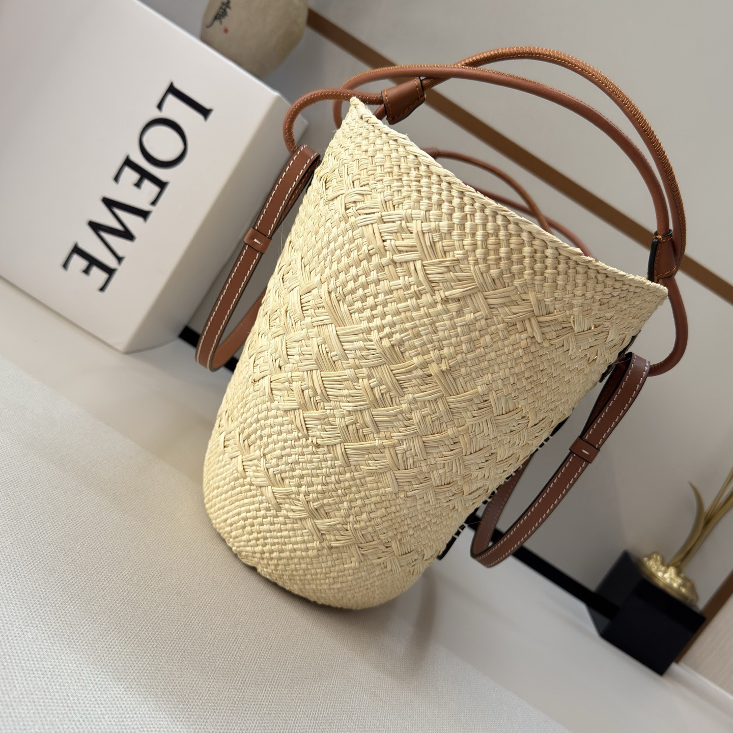 LO℮w℮🆕（高版本）進口原材料 肩帶全部升級🧺伊拉卡棕櫚纖維和牛皮革 Anagram Basket 手袋*一個傳統的籃子手袋*帶有經典的手工編織包身，管狀牛皮革帶子和頂部提手*以及一塊牛皮革 Anagram 壓紋貼片這個版本採用伊拉卡棕櫚製成，這種棕櫚樹在哥倫比亞種植、收穫並曬乾，然後由公平貿易原則指導的 Corporación Oficio y Arte 組織的女工匠編織。肩背或頂部提手攜帶*牛皮革系帶開合*可以使用個性化掛飾和帶子進行定制*無襯里*由於手工製作，尺寸可能略有不同，使每次購買都
