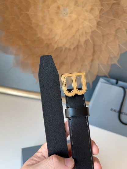 巴黎世家（Balenciaga）寬度3.0cm 是法國的奢侈品牌，作為時尚界最具影響力品牌之一的地位。設計師源於：都市時尚潮流獨特的設計風格，採用進口小牛皮製作；搭配純銅復古五金，使其更具魅力。值得擁有的百搭精品！