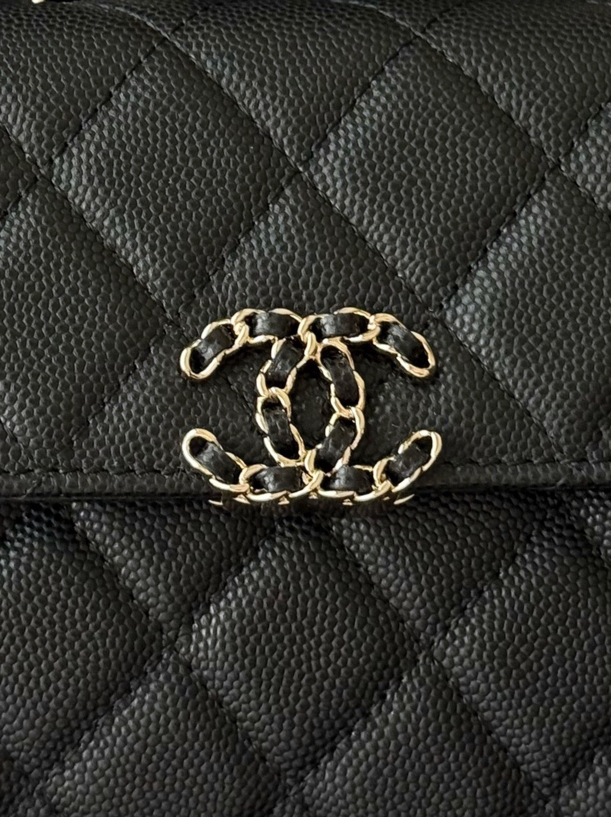 Chanel 25S 新款本季 最火的小球牛皮Kelly 手柄包
這顆絕對是黑馬
第一眼看到就深深愛上💕
顏值不必說 直接閉眼入不會錯
很好打理 也是百搭型
實現了單背斜挎腋下背手拎的效果📷
簡直就是福音〰️
很精緻 值得珍藏🔝

五金：全鋼18K淺金
皮料：獨家Haas小牛皮
尺寸：𝟏𝟒.𝟓*𝟏𝟏.𝟓*𝟓.𝟓 𝚌𝚖
型號：AS3237