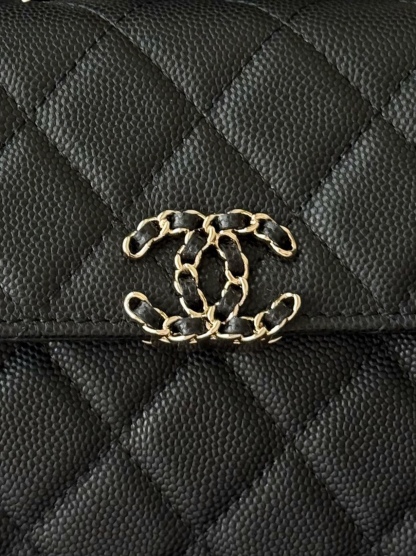 Chanel 25S 新款本季 最火的小球牛皮Kelly 手柄包
這顆絕對是黑馬
第一眼看到就深深愛上💕
顏值不必說 直接閉眼入不會錯
很好打理 也是百搭型
實現了單背斜挎腋下背手拎的效果📷
簡直就是福音〰️
很精緻 值得珍藏🔝

五金：全鋼18K淺金
皮料：獨家Haas小牛皮
尺寸：𝟏𝟒.𝟓*𝟏𝟏.𝟓*𝟓.𝟓 𝚌𝚖
型號：AS3237