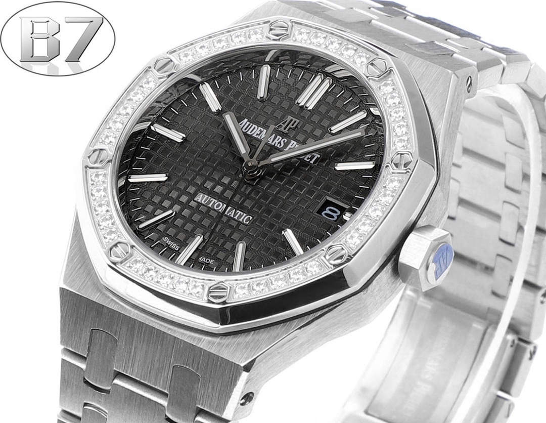 AP愛彼 女款愛彼皇家橡樹 剔除機芯甲板多餘部分，使之變得更加鏤空——成就鋼表巔峰—— 實力演繹 衛冕“鋼”王！【6大精妙之處】1.正品拆解開模，尺寸為37毫米與正品一致！2.完美還原正品表殼的每一處細節，盡顯正品“稜角分明 堅毅果敢”的陽剛氣質。3.鋼帶的做工無可挑剔，比市面上任何鋼帶表做工均要更上一層樓，鋼帶頭粒和表頭銜接的“緩衝帶”的鬆緊程度與正品一模一樣。4.自動陀的與原裝致敬，是市面唯一做到顏色於原裝一致的版本（市面一般版本均偏紅）其上的ap族徽雕刻獨一無二。