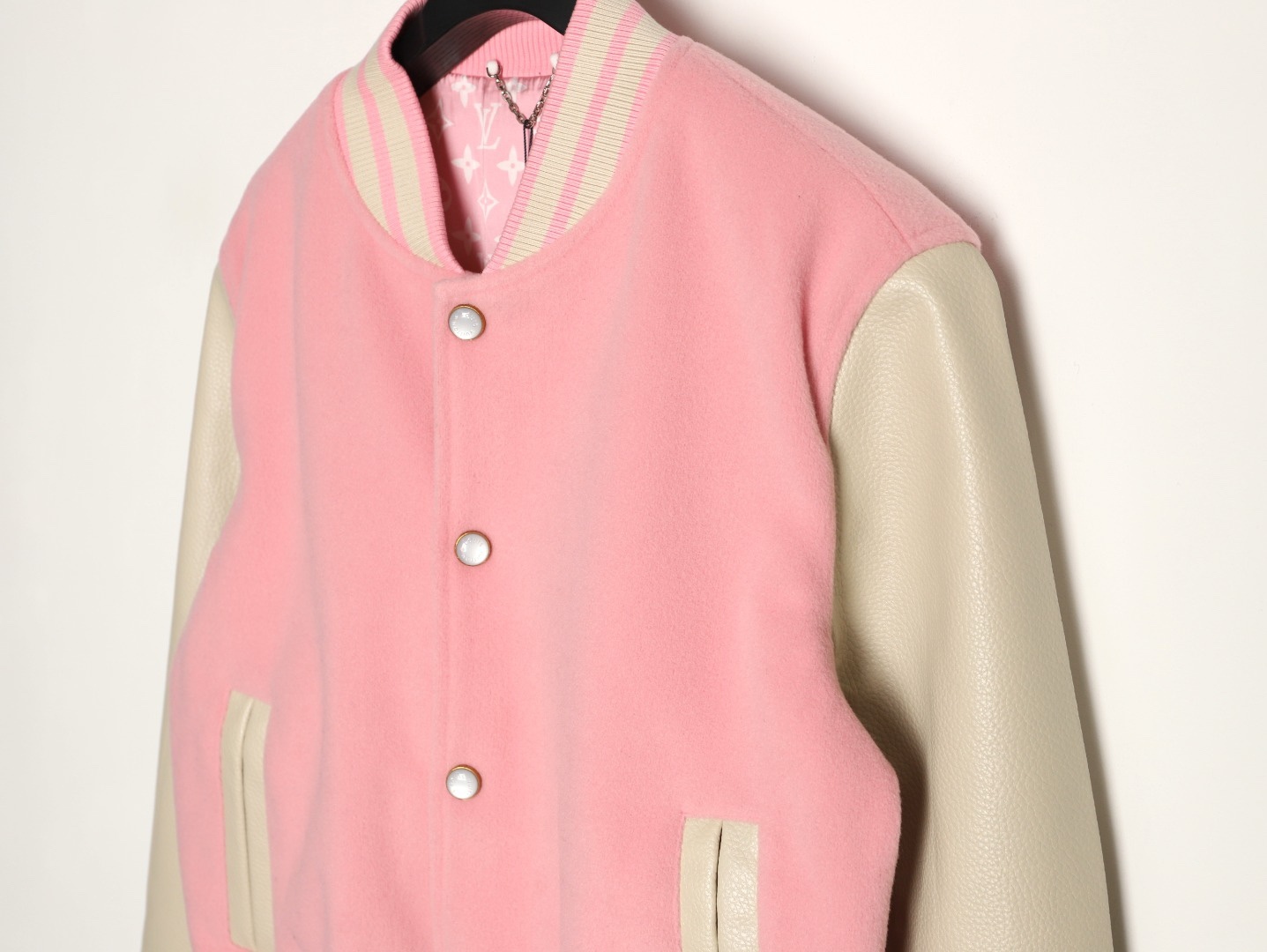 LOUIS VUITTON/路易威登LV 拼色皮袖棒球服外套
對不起讓你們久等了，拿到正品就開始張羅這件衣服所有的事情！
單單面料來講我就定做了一個多月，顏色成分一比一的還原！面料成分有%65的羊毛，%15天然絲%10的氨綸%10絨⚠️混合定織而成，總的克重有900多克！還有最為關鍵的是它的色牢度，絕對不會褪色！袖子用的澳洲進口小牛皮，加工定型，上色，水洗，紋路保留了原有的顆粒結構！厚實飽滿圓潤！
刺繡使用進口毛巾繡機器，先把每個圖案繡在毛詹上，在用紅外線激光雕刻出來，再有縫紉機進行固定，