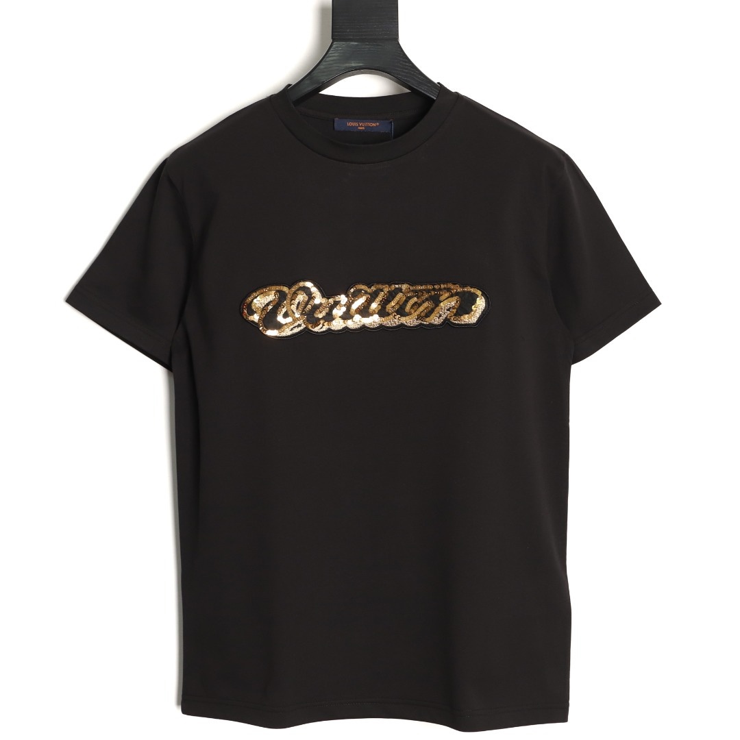 🔝LOUIS VUITTON LV 亮片字母特種刺繡短袖T恤
正品購入，26支雙紗全棉精梳棉220克，1*1索羅娜羅紋280克，特種刺繡，面料酵洗，定制亮片、章仔、商標，合身版型
B Size：S-XL