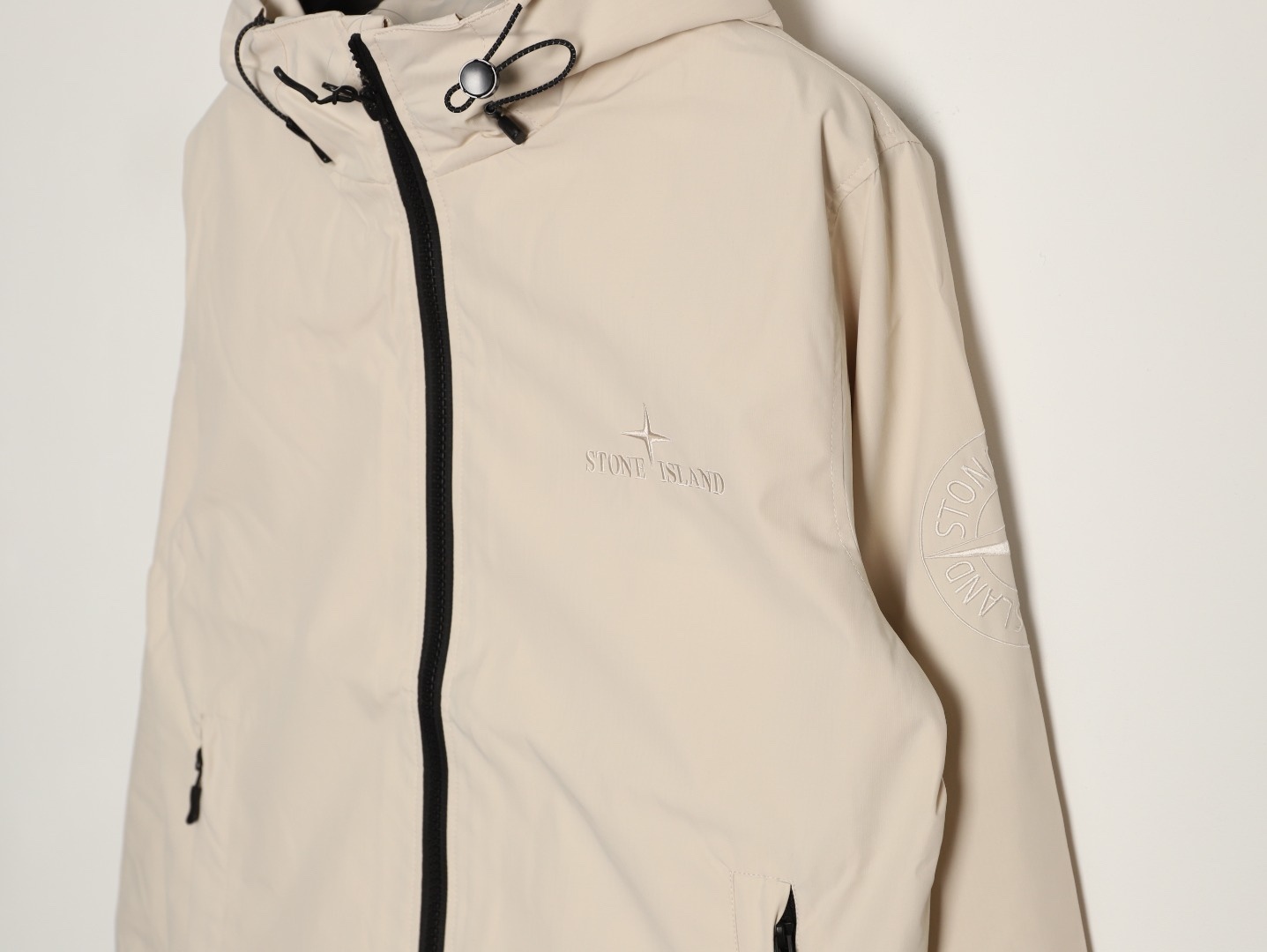 Stone Island/石頭島 24ss 手臂刺繡羅盤衝鋒衣外套
石頭島春季最熱單品 超級吸睛的一款衝鋒衣外套 一眼就能愛上 採用梭織防風防水面料 手感細膩順滑 寬松連帽的版型  水洗標一應俱全 細節滿滿的一款衝鋒衣 大廠代工 品質可靠 

-略帶復古感的機能衝鋒衣 城市徒步 戶外穿行都很出挑 男女都可以駕馭的一款潮流單品 
Color：黑色
A Size：S-XXL