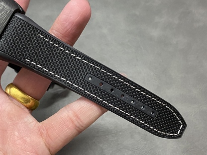 法蘭克穆勒 法穆蘭 Frank Muller 先鋒系列 一體陀飛輪 1.重金定制的真陀飛輪機芯。該陀飛輪的成功誕生突破瑞士制表技術封鎖。裸眼便能清楚觀賞陀飛輪運作的美感！極具視覺觀賞性之余，再度挑戰制表工藝極限。鏤空表橋經精心設計以突出腕表的結構，令人一見傾心。陀飛輪的上表橋部分飾有品牌的縮寫字母。2.經過精密加工的“三明治”弧形表殼！經過A級打磨，拉絲。3.鏡面由一整塊35.6mm×40.6mm橋形藍寶石玻璃。4.錶帶由橡膠膠底，上層貼意大利牛皮。佩戴舒適度極好。5.表扣使用和原裝一樣折疊扣