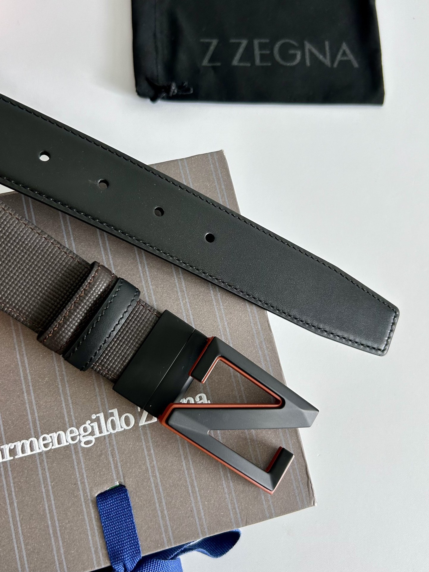 傑尼亞【Zegna】何謂當代男士 活動造型 系列，新款純銅旋轉針扣，雙面可用 隨心搭配，寬3.5cm，男士風尚的全新概念.