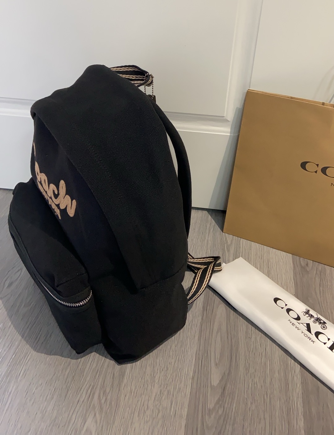 三月新款黑丹宁牛仔双肩包
最新三月新款丹宁双肩包
自重很轻~ 男女通用能放13-14寸的笔记本电脑
旅游上班出行都很方便。性价比超高