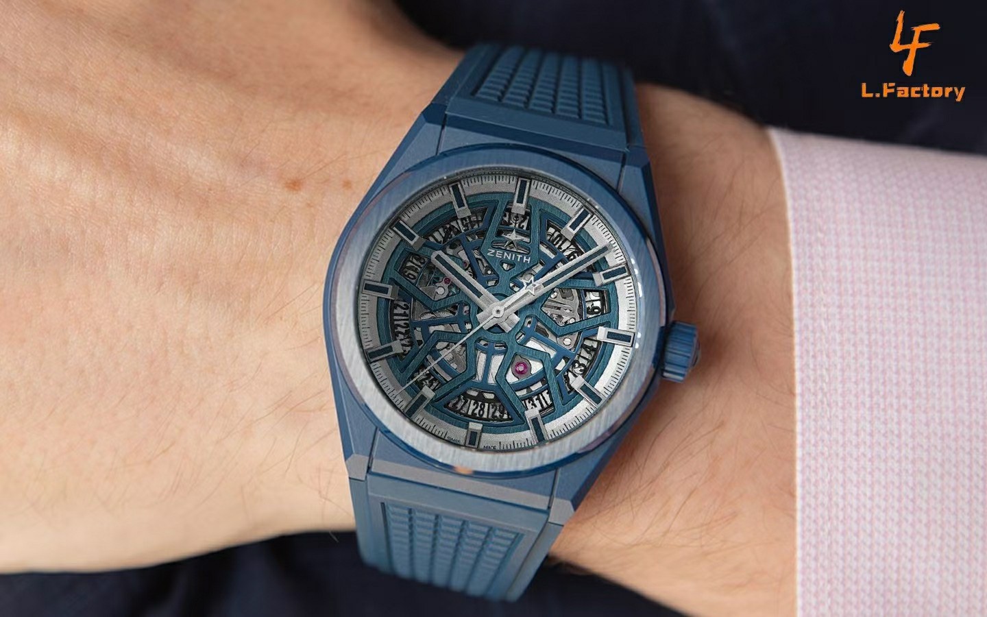 佩戴效果圖  LF真力時DEFY系列全新升級版，殼身 頭粒 機芯 表扣等均做了升級調整。一款根據路虎標誌性花輪轂設計而成的高顏值鏤空腕表。

原裝1:1開模鑄造，極致還原表殼的每一處細節打磨倒角，盡顯原裝菱角分明、堅毅果敢的陽剛氣質。完美的41mm表經，適配大眾男性手寸，正裝休閒兩不誤。根據汽車輪轂設計而成的五角星錶盤，未來概念感十足。同步官網新款1:1五角星折疊扣，搭載定製版Cal.670sk全自動機械機芯，鏤空日曆的大小與位置、機芯夾板、齒輪、五角星陀皆按原版機芯數據1:1拆解鍛造而成。

LF臻品