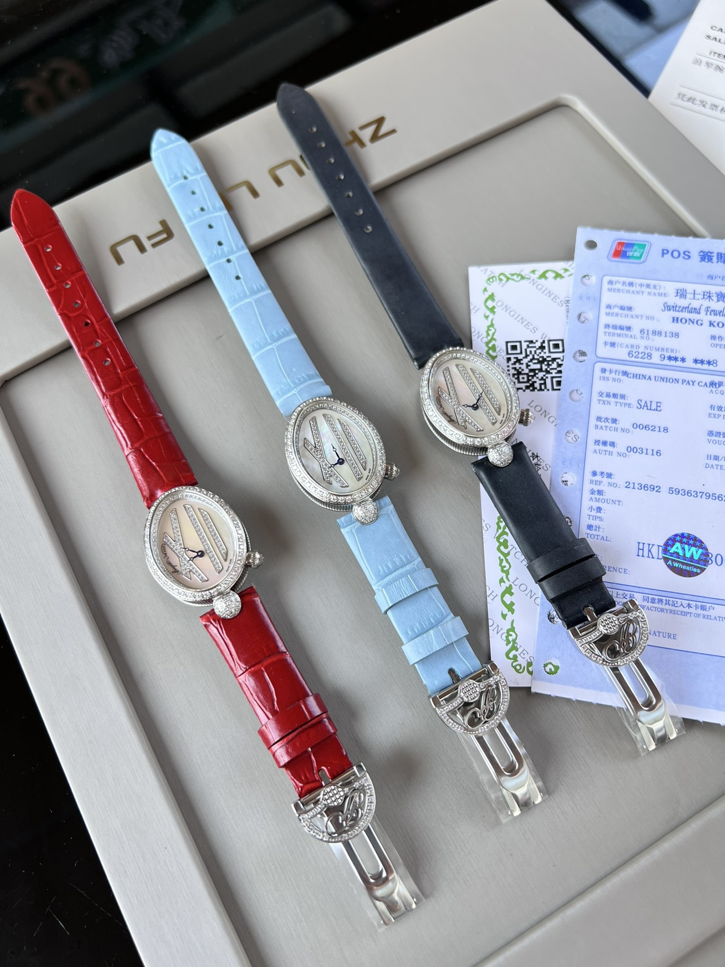 優雅出品史上最強復刻女表——寶璣那不勒斯皇后  黃金殼  系列驚艷登場，修正市場版本的所有不足，高貴典雅，盡顯女王風範！
【表殼】腕表尺寸分別為中號36.5x28.5毫米 小號33 x 25毫米
鵝卵形表殼高雅大氣，表殼外緣飾有錢幣紋。表圈和表殼周圍鑲嵌共117顆施華洛水晶（約0.99克拉）。表冠處鑲有一顆梨形晶石（約0.26克拉）
【精彩細節】
1.與原裝吻合，在表殼背部均打有貴金屬標識，效果清晰工整，彰顯腕表檔次。2.穹面玻璃，從側面看不僅有魚眼效果，還能折射鑽石帶來的璀璨光芒，更顯腕表高貴血統。
3