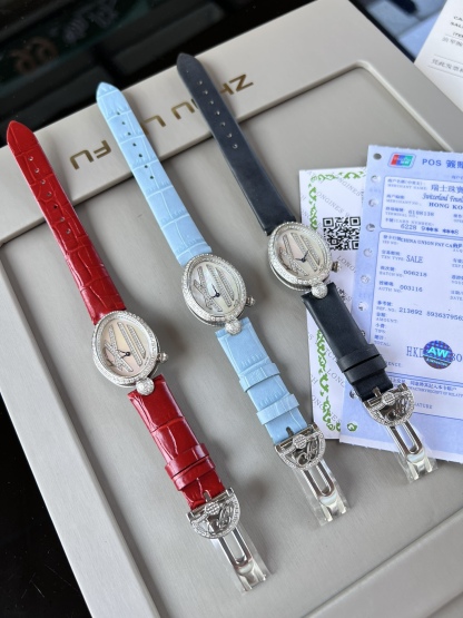 優雅出品史上最強復刻女表——寶璣那不勒斯皇后  黃金殼  系列驚艷登場，修正市場版本的所有不足，高貴典雅，盡顯女王風範！
【表殼】腕表尺寸分別為中號36.5x28.5毫米 小號33 x 25毫米
鵝卵形表殼高雅大氣，表殼外緣飾有錢幣紋。表圈和表殼周圍鑲嵌共117顆施華洛水晶（約0.99克拉）。表冠處鑲有一顆梨形晶石（約0.26克拉）
【精彩細節】
1.與原裝吻合，在表殼背部均打有貴金屬標識，效果清晰工整，彰顯腕表檔次。2.穹面玻璃，從側面看不僅有魚眼效果，還能折射鑽石帶來的璀璨光芒，更顯腕表高貴血統。
3