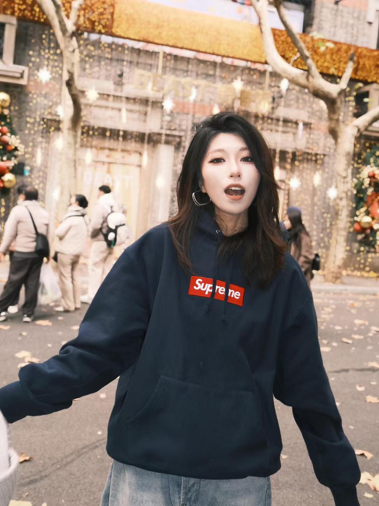 Supreme FW24 WEEK17 Box Logo Hooded Sweatshirt 胸前徽標刺繡logo口袋連帽衛衣帽衫
面料460克 高克重 面布質感強 韌性好 衣服收針處都有打套結（起到加固 久穿不變形 市面普通版本是沒有的哦） 歡迎對比 品質保證
F 尺碼：S M L XL