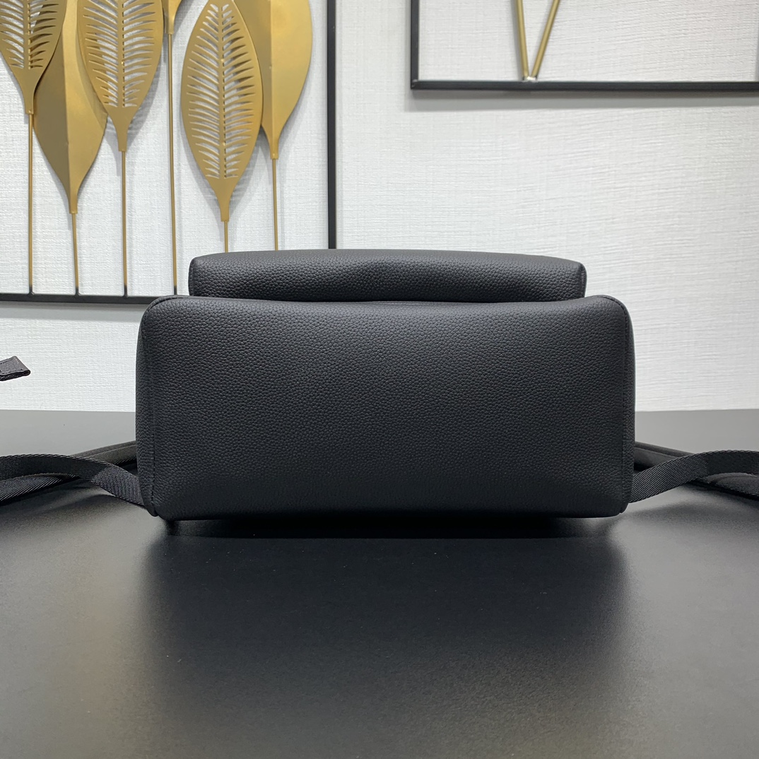 款號：M15259
       Discovery Work 雙肩包以蠟面牛皮革和織物內襯塑造寬敞構型，適宜收納日常所需。加襯隔層和貼袋可分別存放 14 寸筆記本電腦和手機，壓印 LV 字母的拉鍊外袋實現便捷取放。

42 x 19 x 32 釐米
(高 x 寬 x 長度)