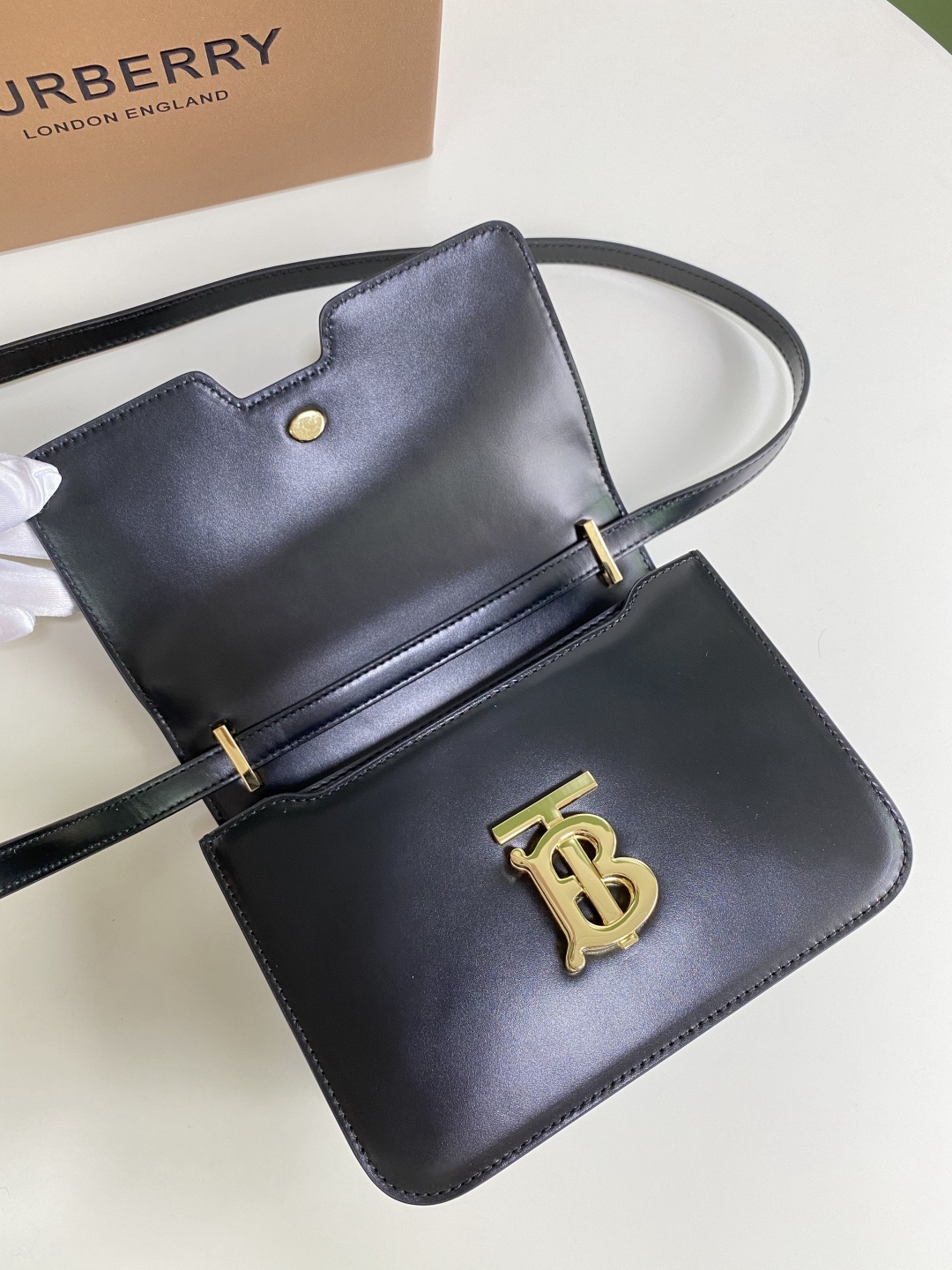 B家火爆🔥TB系列 “KINGDOM 王者之都” 簡潔利落的包身線條，質感和美貌度都超級感人，不經意的高級 ~ 金色標誌配著亮澤牛皮簡直復古至極 
這枚不爛大街 有辨識度 質感好 易搭配寶寶們喜歡嗎？😽
21 x 6 x 16cm🌟3311