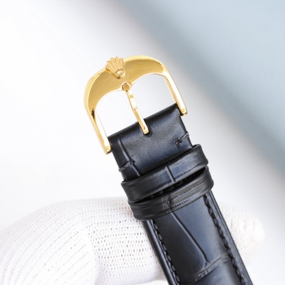 台灣廠最新力作，市場最高版本最新推薦款，勞力士👑切利尼月相系列.男士腕表簡單不失大氣[勝利]搭載精准瑞士ETA2824-2機芯（6字位真日曆與24小時日月星辰功能）40mm表徑，316精鋼表殼，耐磨抗刮藍寶石玻璃，原裝品質針扣，具備超強防水功能，搭配意大利牛皮讓手腕更貼合舒適！TW工廠出品的勞力士充分體現了高級制表業最純粹的傳統！適合各種商務場合，簡斂精緻不失優雅！