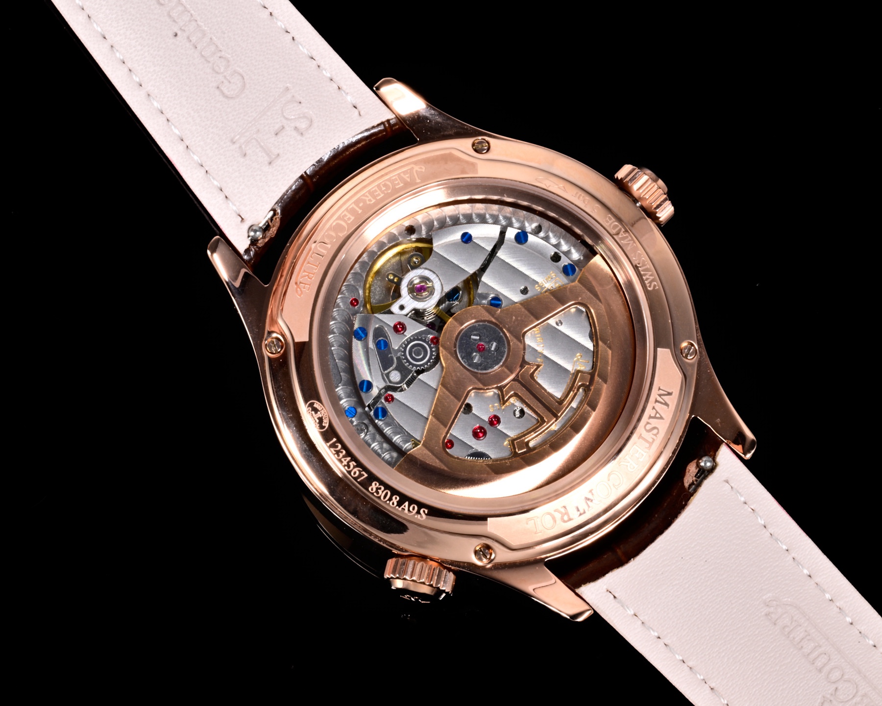 V+ Factory出品
【市場最高版本】JL積家 各路大咖都叫它大醜 其實賦予的是極高贊美 論品味與外觀 在鐘錶界有著舉足輕重的地位 戴出去怎麼都是長臉 各種彰顯品味 Master 地理學家大師系列 Q1428421 復刻版全新升級 多功能腕表 升級Cal.939A機芯 打磨效果更近原裝 升級軸 自動陀為玫金邊 字面紋路清晰 功能：日期顯示 雙時區 動力儲備顯示 316L精鋼  直徑42mm  原裝折疊扣！V+ Factory匠心之作 值得你擁有！