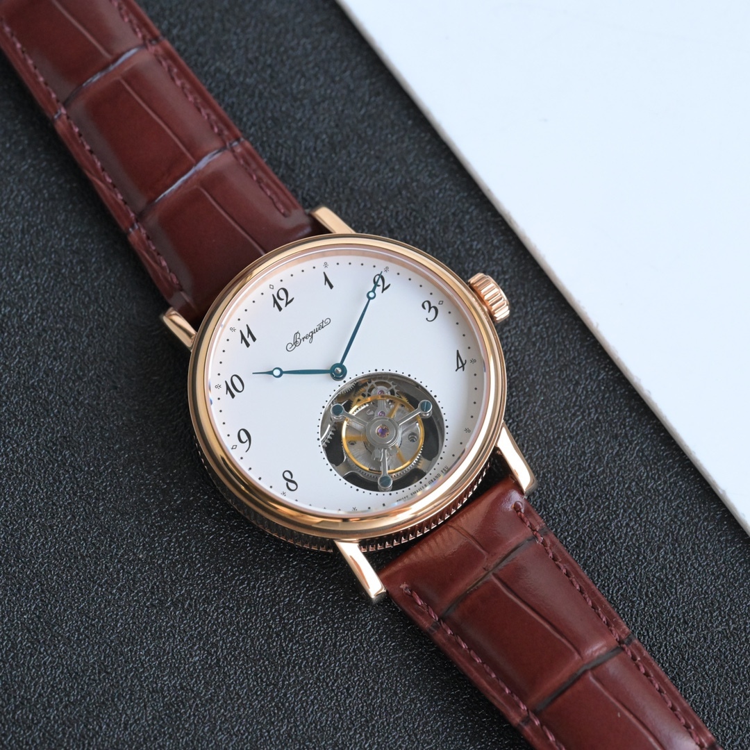 224年前，阿伯拉罕-路易·宝玑先生在他所创立的巴黎钟表堤岸制表工坊中，创造了制表史上令无数人赞叹的陀飞轮调速装置。这一无比复杂的精密机构彰显了宝玑先生卓然超群的远见与创想，时至今日仍对高级制表业有着重要意义。至今，陀飞轮的作用和意义已不仅是提高走时的精准度，而是谱写了制表领域的辉煌篇章。宝玑陀飞轮时计臻品在百年征程中不断创新，超越自我，集精湛机械制造技艺与深厚美学原理于一身，创制出演绎复杂迷人的机械世界。腕表的表冠上刻有著名的宝玑品牌标志，从侧面我们可以看到表王宝玑著名的钱币纹饰，代表着温文尔雅