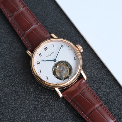 224年前，阿伯拉罕-路易·宝玑先生在他所创立的巴黎钟表堤岸制表工坊中，创造了制表史上令无数人赞叹的陀飞轮调速装置。这一无比复杂的精密机构彰显了宝玑先生卓然超群的远见与创想，时至今日仍对高级制表业有着重要意义。至今，陀飞轮的作用和意义已不仅是提高走时的精准度，而是谱写了制表领域的辉煌篇章。宝玑陀飞轮时计臻品在百年征程中不断创新，超越自我，集精湛机械制造技艺与深厚美学原理于一身，创制出演绎复杂迷人的机械世界。腕表的表冠上刻有著名的宝玑品牌标志，从侧面我们可以看到表王宝玑著名的钱币纹饰，代表着温文尔雅