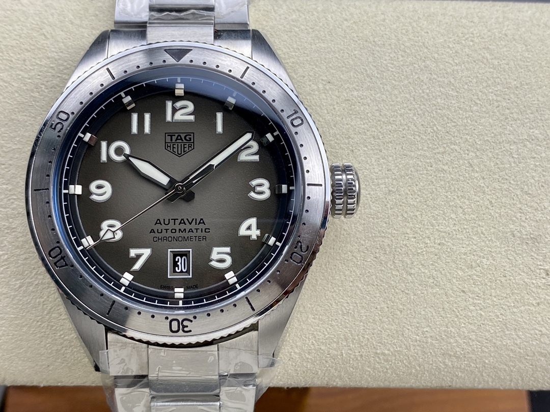 TAR年末巨獻——超級泰格豪雅系列腕表，正裝休閒兩不誤、小眾而不平庸、穩重而不失靈動，通勤的最佳首選腕表。全系均採用原裝數據打造、配件可以和原廠互換，頂級打磨 超強夜光 防水性能高達100米，超原單品質 誠意滿滿 並搭載原裝sw200機芯，歡迎品鑒！