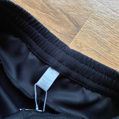 lululemon 露露  2026年春秋季新款男空氣棉休閒長褲  鬆緊腰帶 男士休閒運動衛褲！經典時尚款，客供彈力空氣層面料，軟糯垂彈，舒適透氣！採用空氣棉面料，上身絲滑，柔軟親膚，舒適透氣，不起球，不褪色，耐洗耐穿，上身百搭，不臃腫！做工精細，品質保證！精美logo燙印，兩側隱藏拉鍊口袋，做工細節都非常不錯，上身簡約百搭！立腰部鬆緊抽繩，兩側拉鍊口袋，做工走線整齊密集，高品質精品貨，空氣層面料定織定染，無色差。寬松版型，不挑腿型，更加遮肉顯瘦，烘托休閒隨意舒適的氣氛，不管怎麼穿搭都好看！