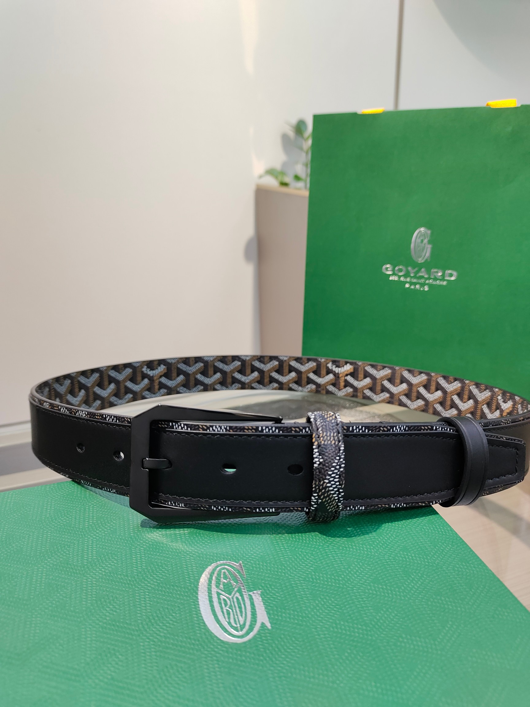 
Goyard(戈雅)腰帶源於法國奢侈品牌，設計風格簡約低調，腰帶身有標誌性帆布搭配進口頭層牛皮，腰帶扣採用簡約精品鋼扣，延續品牌的低調奢華，帶身寬度3.4CM，適用商務休閒日常佩戴。