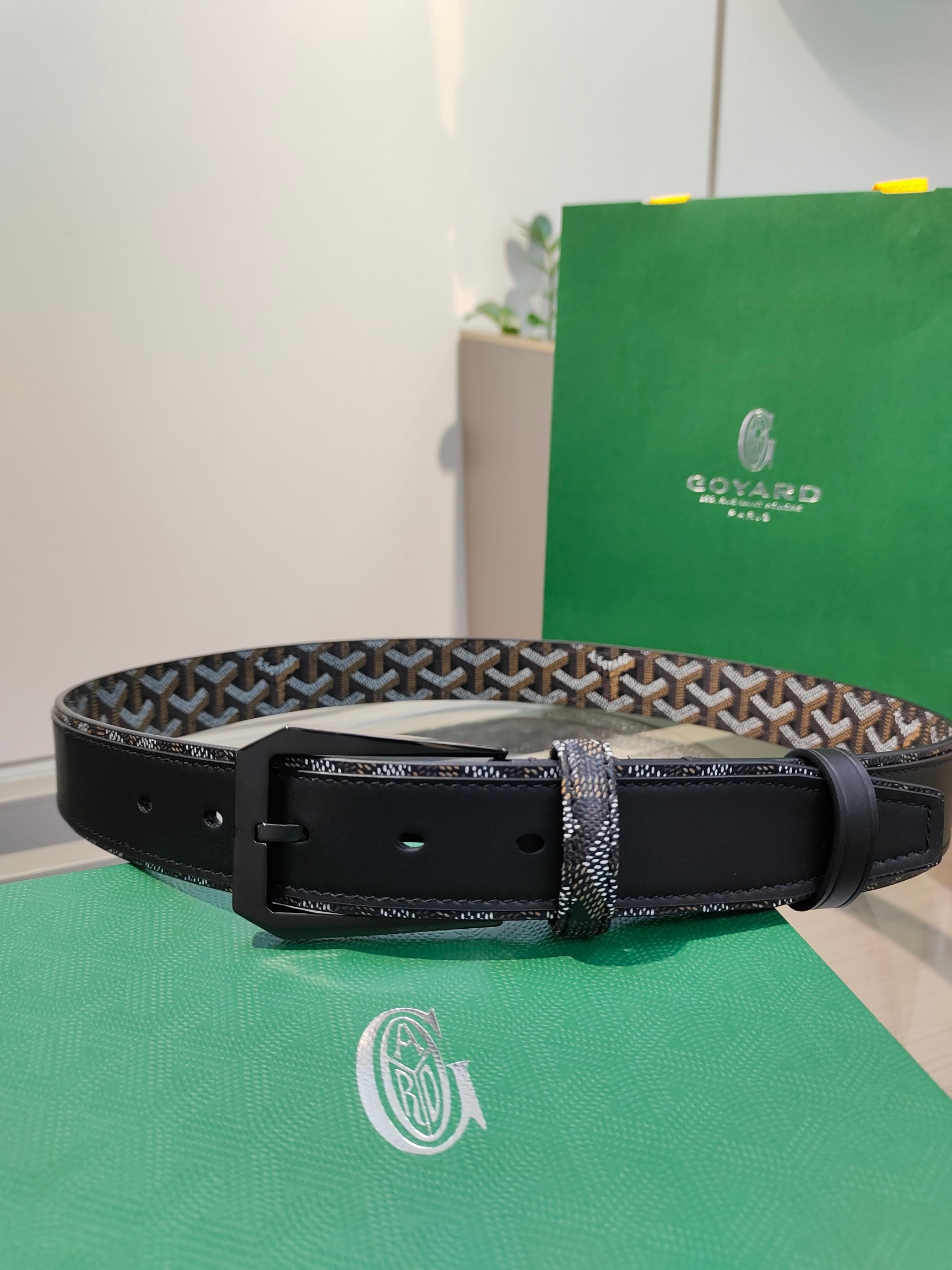 
Goyard(戈雅)腰帶源於法國奢侈品牌，設計風格簡約低調，腰帶身有標誌性帆布搭配進口頭層牛皮，腰帶扣採用簡約精品鋼扣，延續品牌的低調奢華，帶身寬度3.4CM，適用商務休閒日常佩戴。