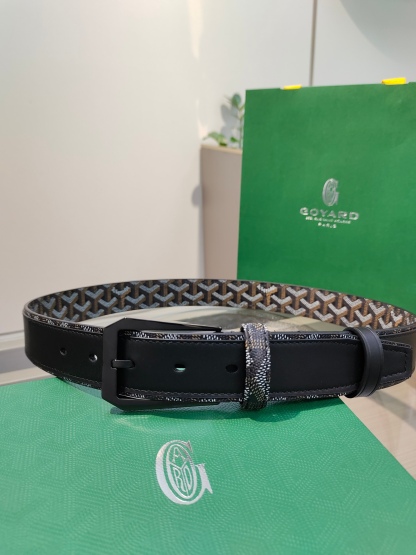 
Goyard(戈雅)腰帶源於法國奢侈品牌，設計風格簡約低調，腰帶身有標誌性帆布搭配進口頭層牛皮，腰帶扣採用簡約精品鋼扣，延續品牌的低調奢華，帶身寬度3.4CM，適用商務休閒日常佩戴。
