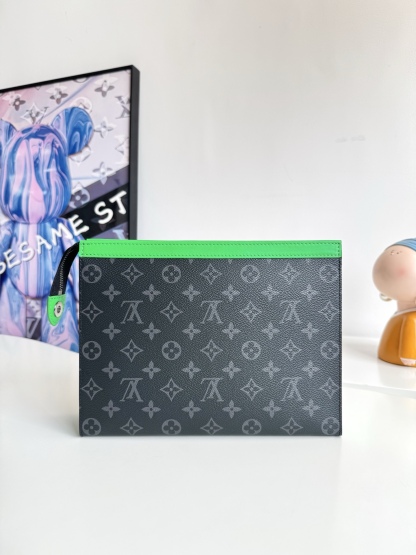 🇫🇷海外原單M26031綠色獨家實拍！Pochette Voyage 中號手拿包取材 Monogram Eclipse 塗層帆布，以明麗皮革飾邊傳遞動感氣息。卡片夾層和內貼袋有序收納隨行所需，攜於手中或收入旅行袋皆宜。尺寸：27×21×6cm