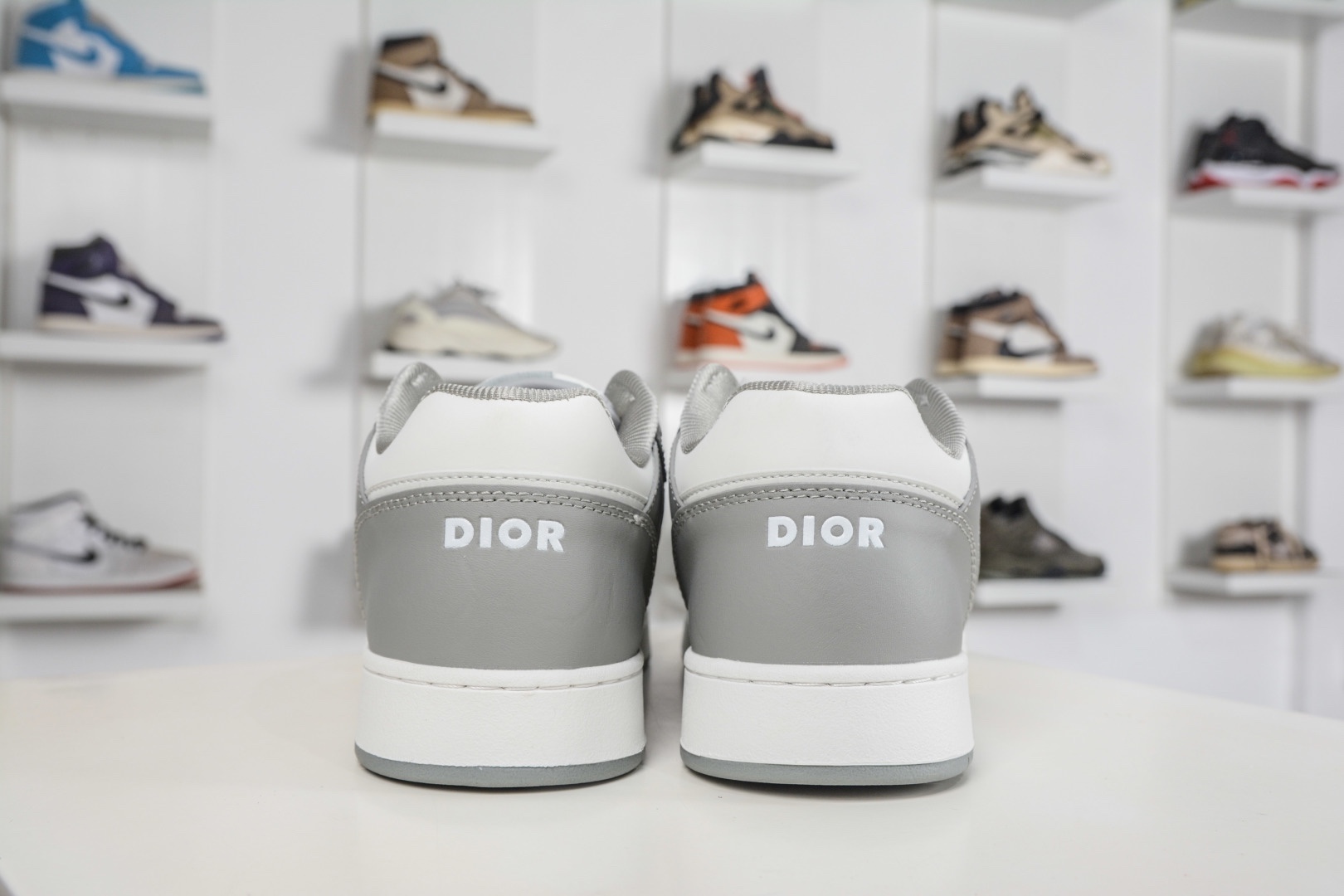 迪奧/Dior B27 Oblique Galaxy Low Top Sneakers B27系列低幫復古真皮百搭運動休閒板鞋 
貨號：3SN272ZIR16536
尺碼：38 39 40 41 42 43 44 45 46