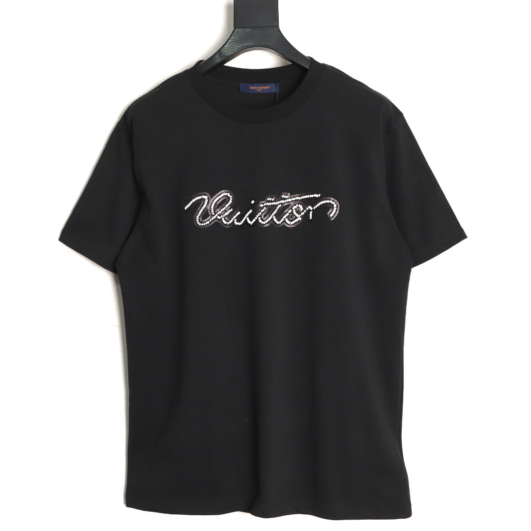 🔝LOUIS VUITTON LV 串珠刺繡標識短袖T恤
正品10400購入，32支緊密精梳棉，配套1*1羅紋，毛料酵洗，進口刺繡，定制1：1繡珠繡片，定制1：1商標，寬松版型
A Size：S-XL