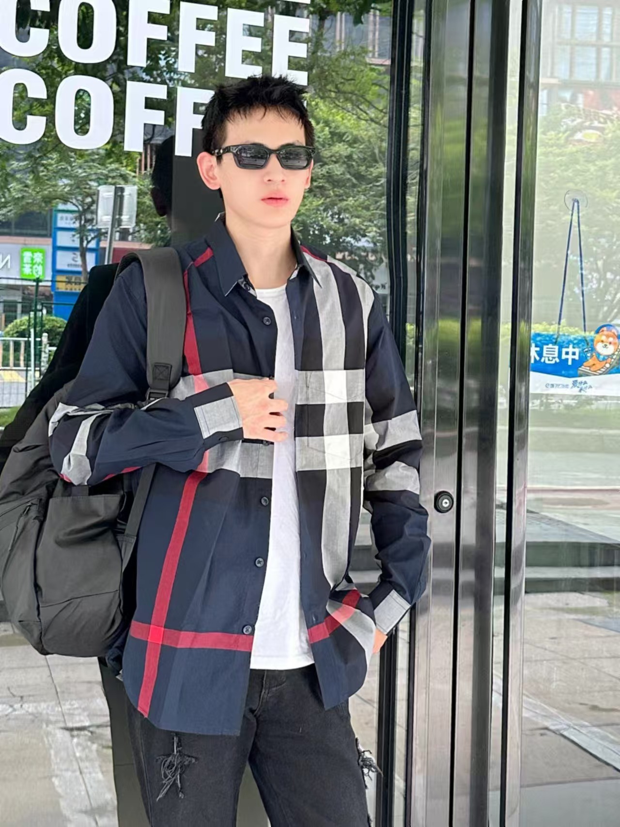 Burberry/巴寶莉 經典大格紋棉質襯衫
定制原版一致80支精梳棉單線紗，紗線全部訂染，最終確定織法，
無論是格型大小線條粗細均達到Y版水平並且布料沒有尾斜現象，
紅外線裁剪對條對格單件裁，保證大貨品質，
定制塔羅貝油封噴漆扣子自然發亮（不同市場版都是樹脂扣），裁片、領子坐領 門邊 袖口 部位加了燙薄，
全部要對格對位出成品，紅外激光定位對格取位，
每個獨立的尺碼都是定位裁片，前幅，口袋，袖子等部位都是對格對位的，
工序複製，費時費料，經典簡單氣質不失大牌，面料上身舒適柔軟卻又挺括有型，