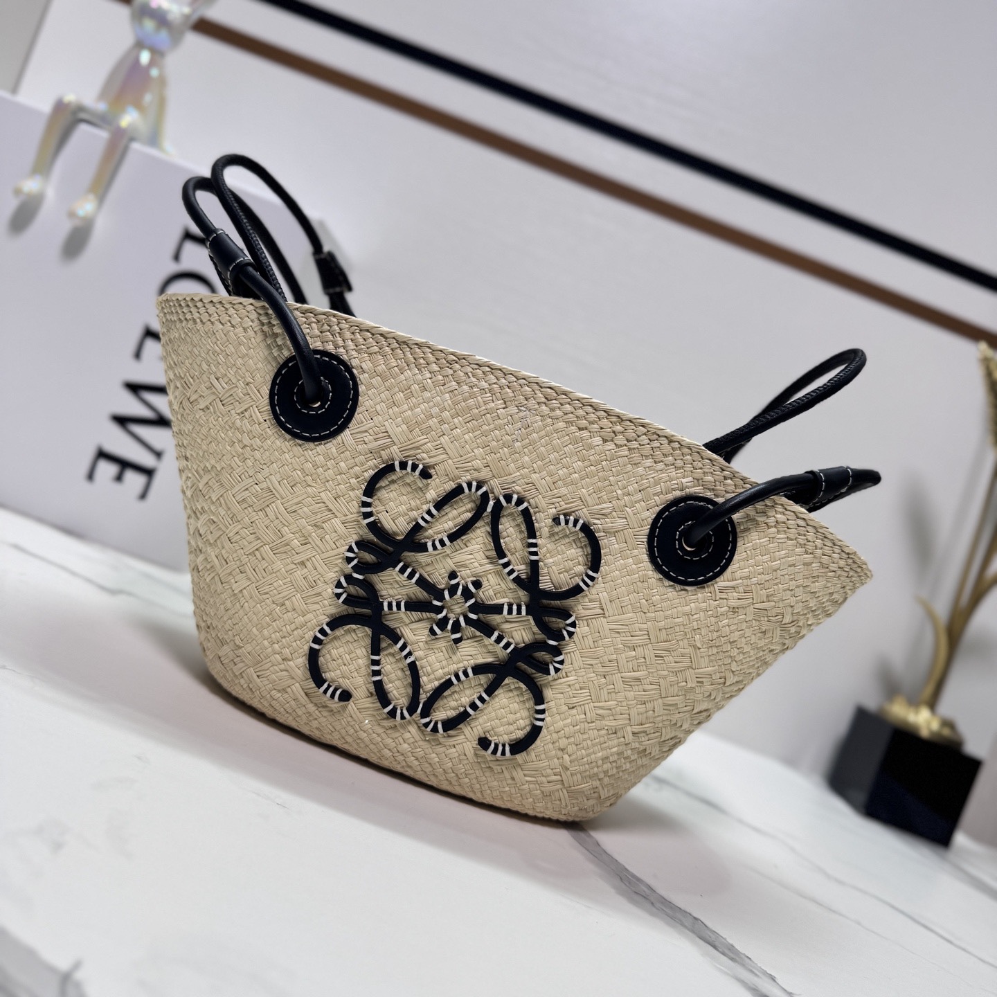 LO℮w℮🆕（高版本）🧺伊拉卡棕櫚纖維和牛皮革 Anagram Basket 手袋*一個傳統的籃子手袋*帶有經典的手工編織包身，管狀牛皮革帶子和頂部提手*以及一塊牛皮革 Anagram 壓紋貼片這個版本採用伊拉卡棕櫚製成，這種棕櫚樹在哥倫比亞種植、收穫並曬乾，然後由公平貿易原則指導的 Corporación Oficio y Arte 組織的女工匠編織。肩背或頂部提手攜帶*牛皮革系帶開合*可以使用個性化掛飾和帶子進行定制*無襯里*由於手工製作，尺寸可能略有不同，使每次購買都獨一無二🧺
