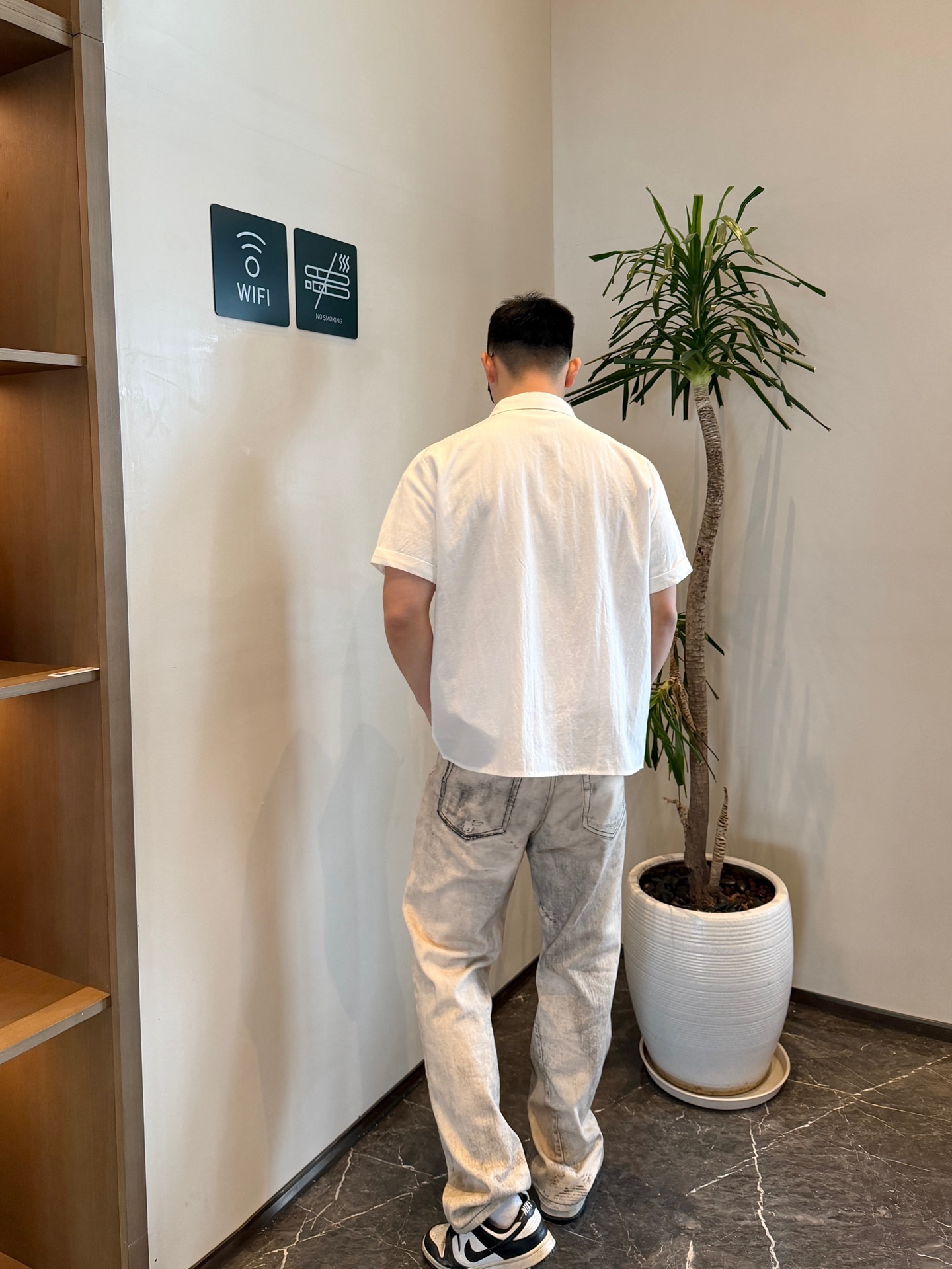 🔝MIU MIU繆繆MM 小黑標短袖襯衫
定制雲柔棉麻平紋料，手工紅外線畫線徽標，以紅外線技術為輔助，實現徽標標籤位置的精准定位與標記，採用側翻埋夾車線工藝，平順整潔，工整整潔，面料都經過砂洗，手感質感更佳，不易變形、不易縮水、不易褪色，合身版型
B Size：40 42 44 46