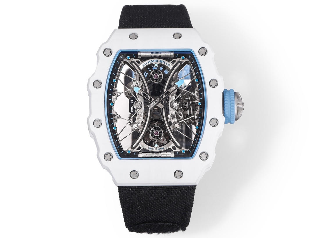 白色TPT石英纖維
【RICHARD MILLE】理查米爾RM53-01 將腕表設計與運動賽事相互結合，完美詮釋了賽場上的勇者堅定信念、頑強拼搏的精神。RM53-01以馬術運動為背景，採用多種高科技材料來抵御運動時帶來的強烈撞擊，從而保證不受破壞、正常運轉。高科技材質打造如同“護具”。“RM 53-01 PABLO MAC DONOUGH”的陀飛輪腕表，此款腕表除具備運動腕表的動感與活力外，還配備了堅固的TPT®碳纖維表殼、層壓藍寶石水晶表鏡以及固定機芯的懸浮式鋼索，有效的降低巨大衝擊、