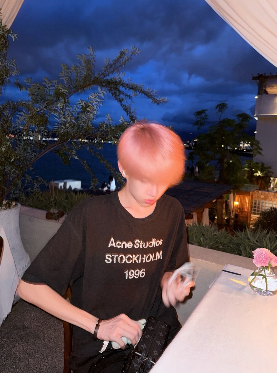 🔝Acne Studios 26SS 1996字母印花短袖T恤
面料是定制定染的32支220g原版雙紗棉，胚布經過高盂環保染色，裁大貨前還要進行高溫環縮水，降低縮水率的同時使得手感更柔軟舒適，印花方面必須五層膠漿，第一遍必須為進口打底漿，填平布料上極為細小的線洞，再由高溫床烤乾再劇頗色，採用油墨因熱平網印花，一共刷五層，每一層間隔為時間為30分鐘，才能保證出來的成品保持原版的質感，全套開發輔料
尺碼：S-XL