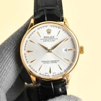 主推勞力士【ROLEX】男士腕表 採用獨特的錶盤設計 搭配而來的是更高檔奢華的勞力士， 初識勞力士必憧憬有朝一日能擁有它，戴上勞力士必順風順水必發達，你值得擁有，歡迎評鑒！！
機芯：搭配全新進口8215西鐵城（零返修） 尺寸：40鏡面：藍寶石玻璃永不刮花 材質：316L精鋼表殼 動力：儲存48小時 防水深度：100米意大利小牛皮帶，原裝針扣！