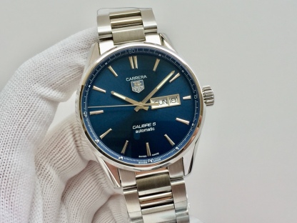 TAG泰格豪雅 卡萊拉系列WAR201A.FC6266 商務休閒款 中英文雙歷腕表 41毫米直徑 搭載2836 自動機械機芯 316L精鋼可配真皮錶帶 原裝折疊扣。