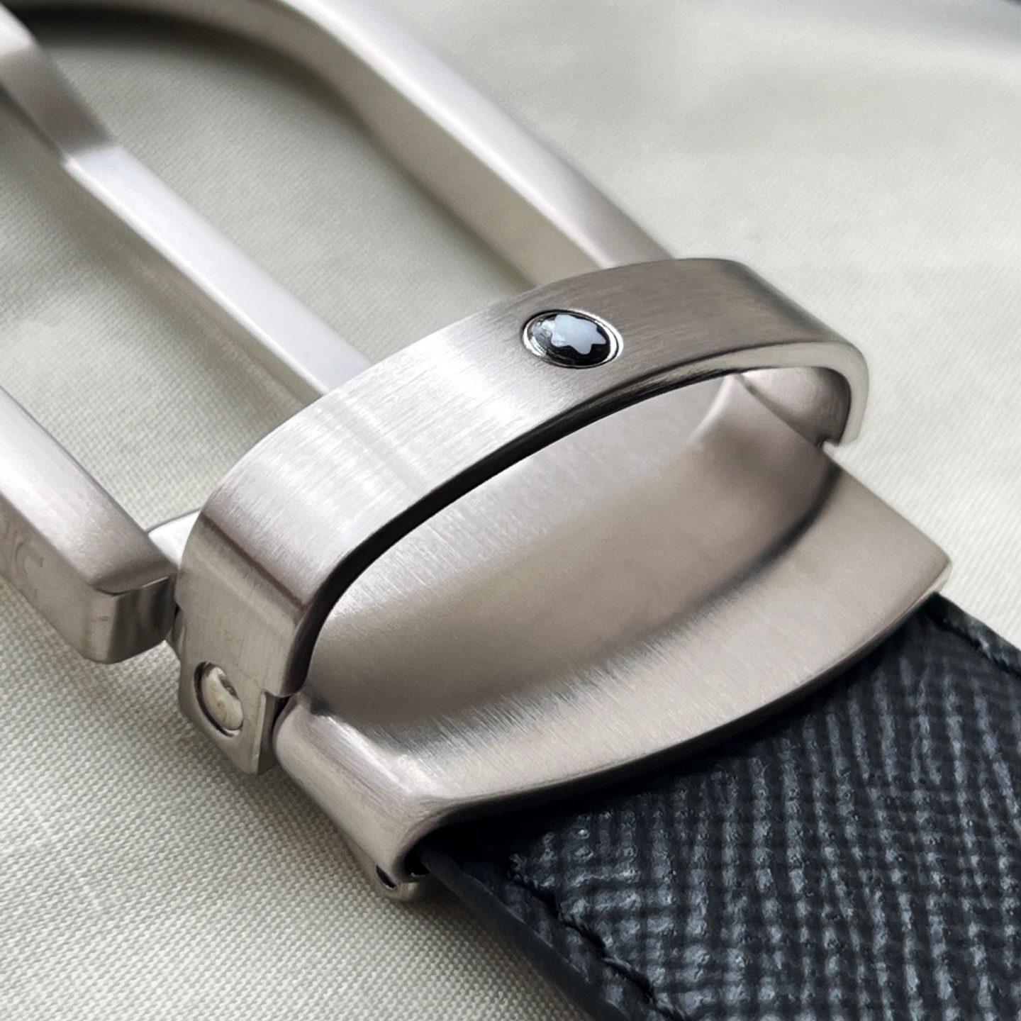 馬蹄形帶扣黑色/棕色雙面皮帶（35毫米）
馬蹄形閃亮鍍釕帶扣。可調節長度，3.5cm黑色和棕色雙面皮帶。打造經典靈動造型。
貨號 錶帶描述 黑色和棕色雙面牛皮皮帶 皮革圖案 金屬圓環上飾有萬寶龍六角白星 標識 搭扣裝置 易開啓裝置，可調節皮帶長度
搭扣形狀 馬蹄形主要顏色 黑色 | 棕色 搭扣類型 針扣式表扣