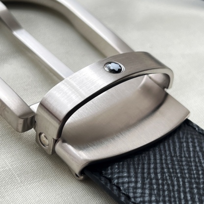 馬蹄形帶扣黑色/棕色雙面皮帶（35毫米）
馬蹄形閃亮鍍釕帶扣。可調節長度，3.5cm黑色和棕色雙面皮帶。打造經典靈動造型。
貨號 錶帶描述 黑色和棕色雙面牛皮皮帶 皮革圖案 金屬圓環上飾有萬寶龍六角白星 標識 搭扣裝置 易開啓裝置，可調節皮帶長度
搭扣形狀 馬蹄形主要顏色 黑色 | 棕色 搭扣類型 針扣式表扣