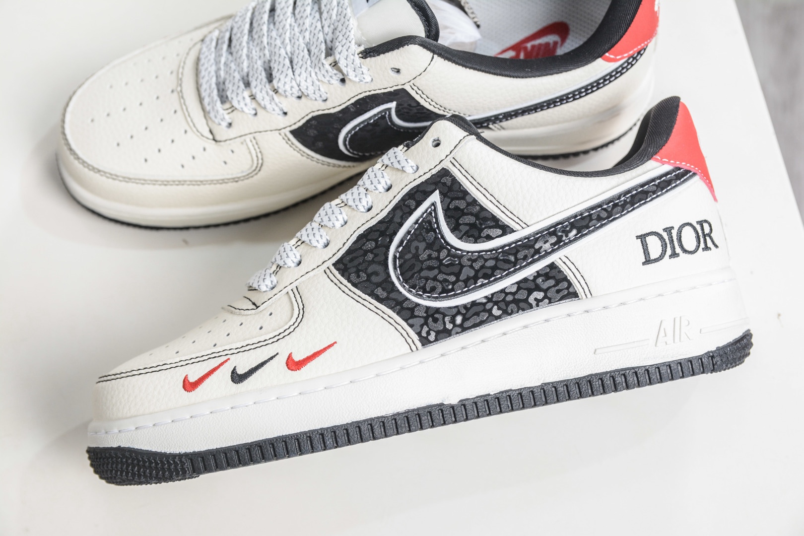 Nike Air Force 1 Low 07 x Dior 迪奧聯名-米白黑紅
貨號：SY1388 037
Size：36 36.5 37.5 38 38.5 39 40 40.5 41 42 42.5 43 44 44.5 45