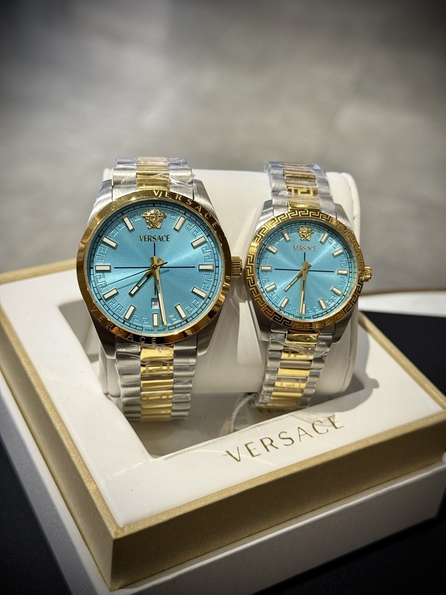 
Versace範思哲石英手錶，VERSACE MILLENYIUM  LADY系列，採用希臘回紋元素錶盤，12時位飾有美杜莎頭像展現範思哲經典圖案魅力，錶鏈印刻希臘回紋搭配雙按蝴蝶扣設計，兼具時尚與舒適，錶盤男款40mm 女款32mm 30米生活防水，進口石英機芯

立即搶購👉