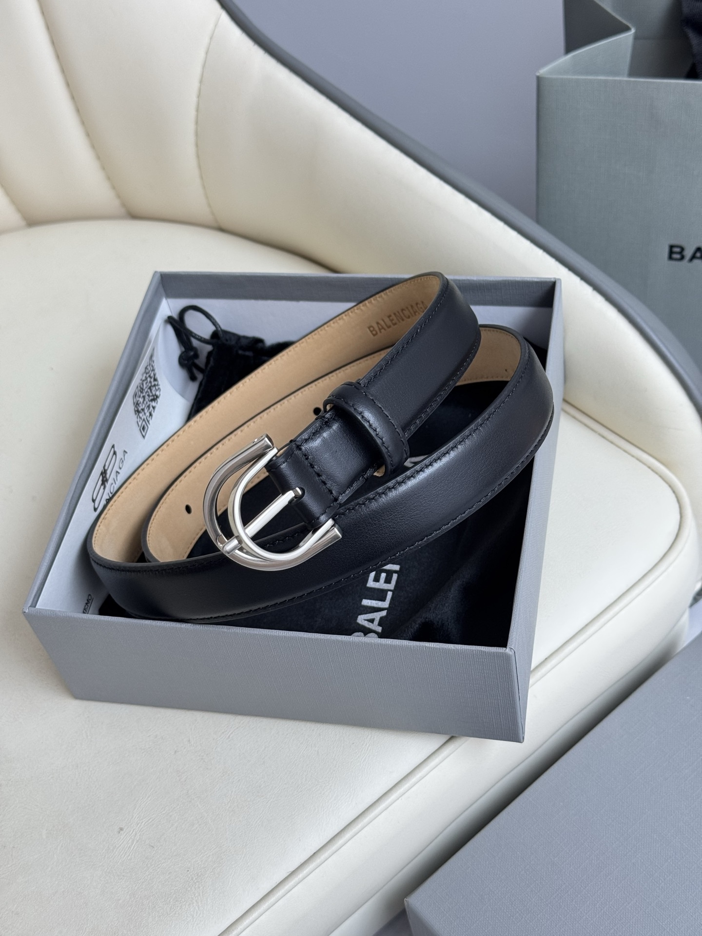 巴黎世家（Balenciaga）寬度2.5cm 是法國的奢侈品牌，作為時尚界最具影響力品牌之一的地位。設計師源於：都市時尚潮流獨特的設計風格，採用進口小牛皮製作；搭配純銅復古五金，使其更具魅力。值得擁有的百搭精品