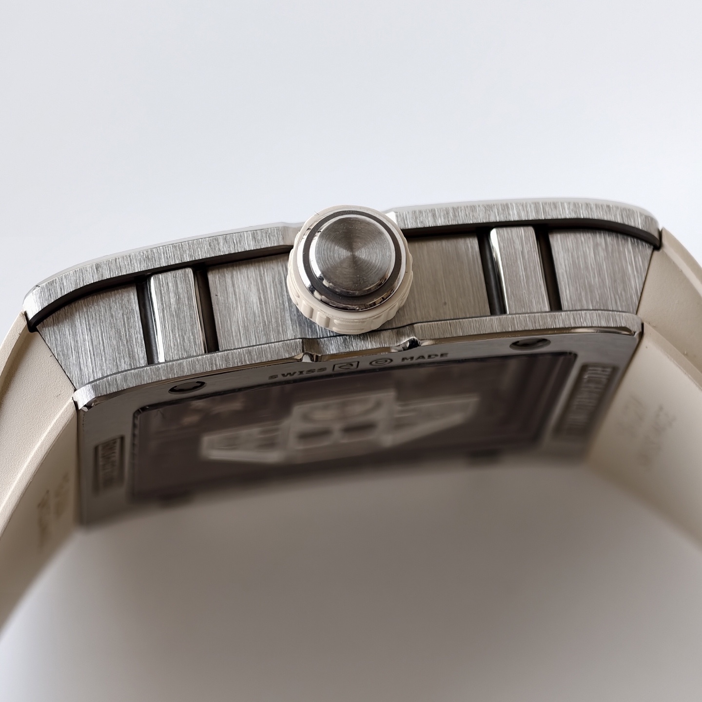 UMI 工作室 ✨
RM016 傲然問世重新定義鏤空美學的機械巔峰 🔥⚙️👑

🛠️表殼：五級鈦金屬精細拉絲表殼，和鈦合金骨架包膠表殼將複雜的鏤空結構極限壓縮在方寸之間。材質輕盈卻硬度驚人。方形表殼貼合手腕，更加適合日常佩戴。
⚙️機芯技術：定製版RM005-S一體機，
1.搭載可變幾何結構單向擺陀，優化上鏈的效率
2.最大限度還原了正品鏤空美學的機械巔峰
🧩錶帶：標配定制級絲絨觸感超輕天然橡膠錶帶，和RM專屬鈦合金表扣。讓您隨時進入“人表合一”的零觸感佩戴境界。
🔍技術要點：最大賣點在於藍寶石