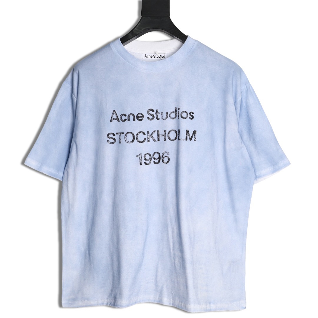 🔝Acne Studios 26SS 1996字母印花短袖T恤
面料是定制定染的32支220g原版雙紗棉，胚布經過高盂環保染色，裁大貨前還要進行高溫環縮水，降低縮水率的同時使得手感更柔軟舒適，印花方面必須五層膠漿，第一遍必須為進口打底漿，填平布料上極為細小的線洞，再由高溫床烤乾再劇頗色，採用油墨因熱平網印花，一共刷五層，每一層間隔為時間為30分鐘，才能保證出來的成品保持原版的質感，全套開發輔料
尺碼：S-XL