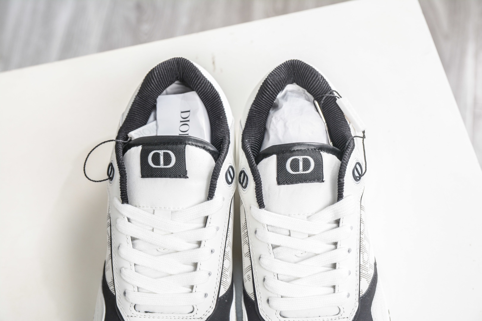 迪奧 B27休閒運動鞋 延續 Dior的經典款式B27 
尺碼：39 40 41 42 43 44 45