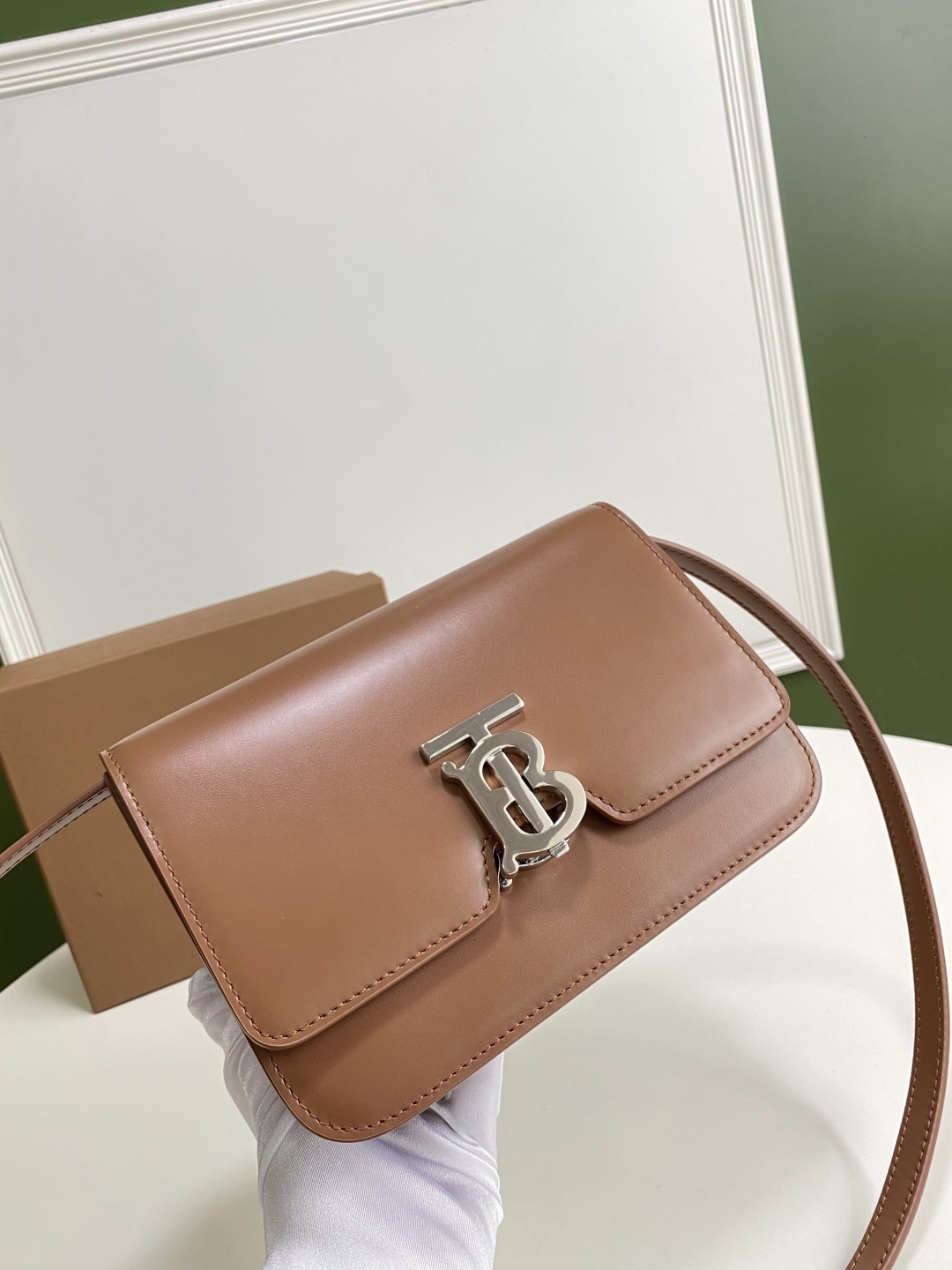 B家火爆🔥TB系列 “KINGDOM 王者之都” 簡潔利落的包身線條，質感和美貌度都超級感人，不經意的高級 ~ 金色標誌配著亮澤牛皮簡直復古至極 
這枚不爛大街 有辨識度 質感好 易搭配寶寶們喜歡嗎？😽
21 x 6 x 16cm🌟3311